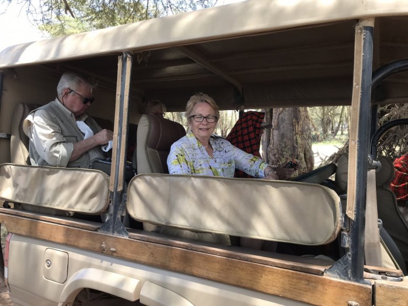 019-Tourists-with-transport